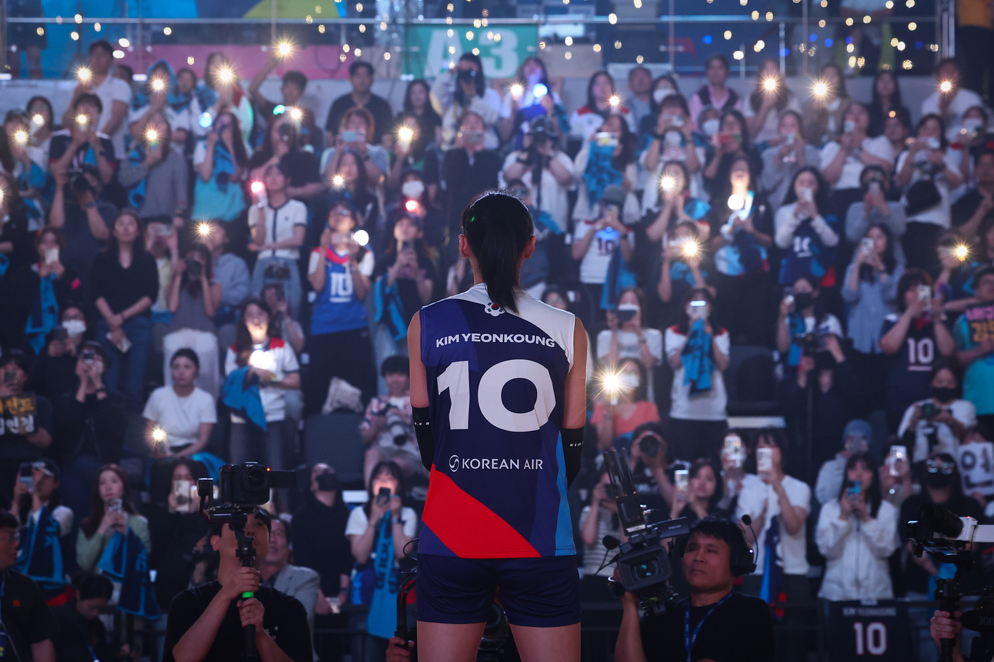 Kim Yeon-koung appears before a crowd after the "KYK Invitational 2025" Women's Volleyball all-star match on May 18 at Samsan World Gymnasium in Incheon. [YONHAP] 