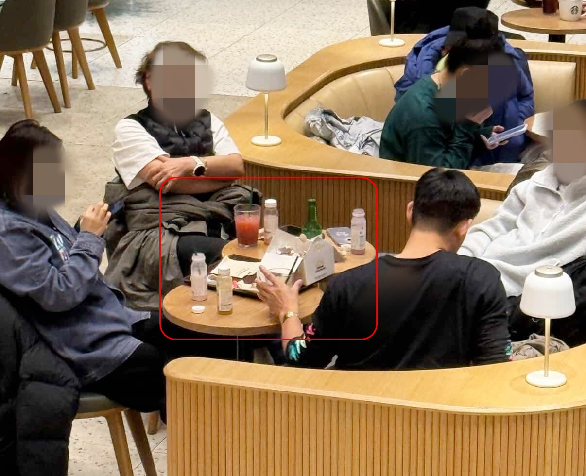 A photo uploaded to Instagram shows customers drinking soju and eating food brought in from outside in a Starbucks branch in Yangpyeong County, Gyeonggi, on Dec. 1, stoking anti-Chinese sentiment based on the title of the post. [SCREEN CAPTURE]