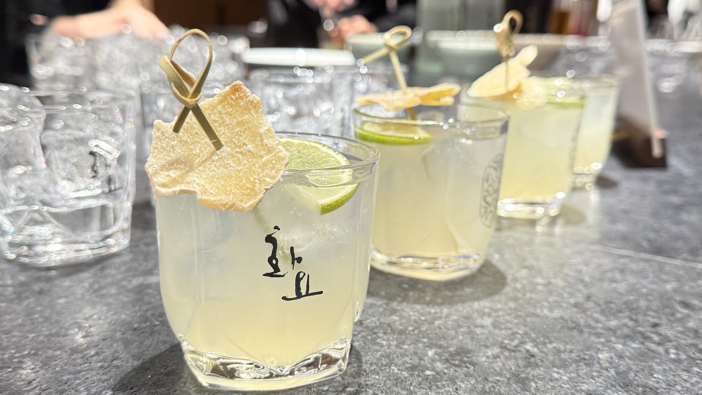 Cocktail made with Hwayo is served. [WOO JI-WON]