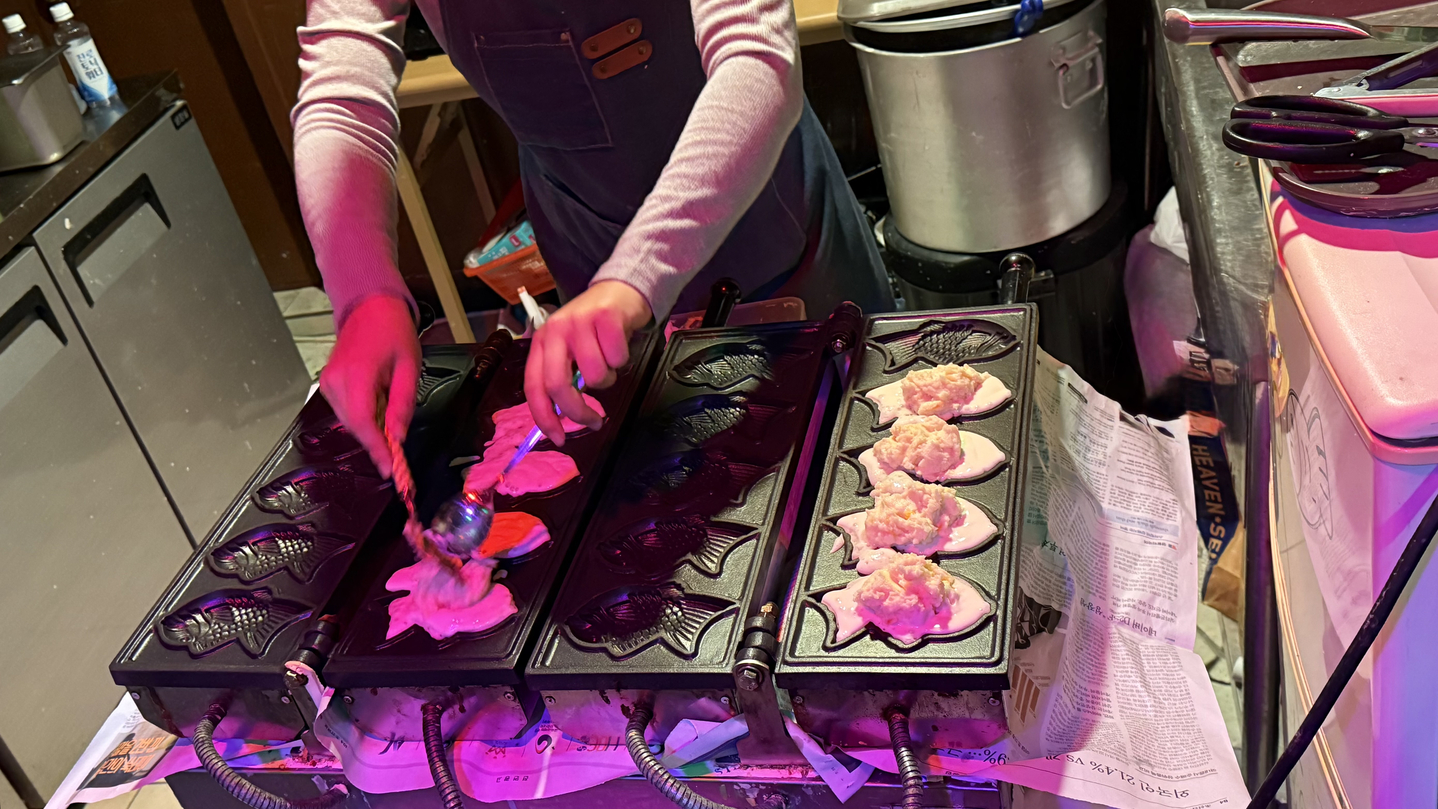 Owner Choi Jeong-yoon makes bungeoppang (fish-shaped pastry) during "bungmakase" session in Seongsu-dong, eastern Seoul, on Nov. 7. [WOO JI-WON]