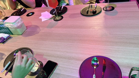 A total of eight guests sit around a rectangular table for "bungmakase." [WOO JI-WON]