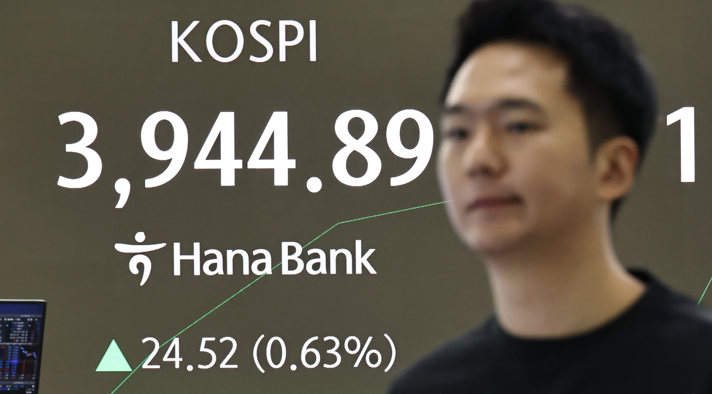 The dealing room of Hana Bank in central Seoul on Dec. 2 [YONHAP] 