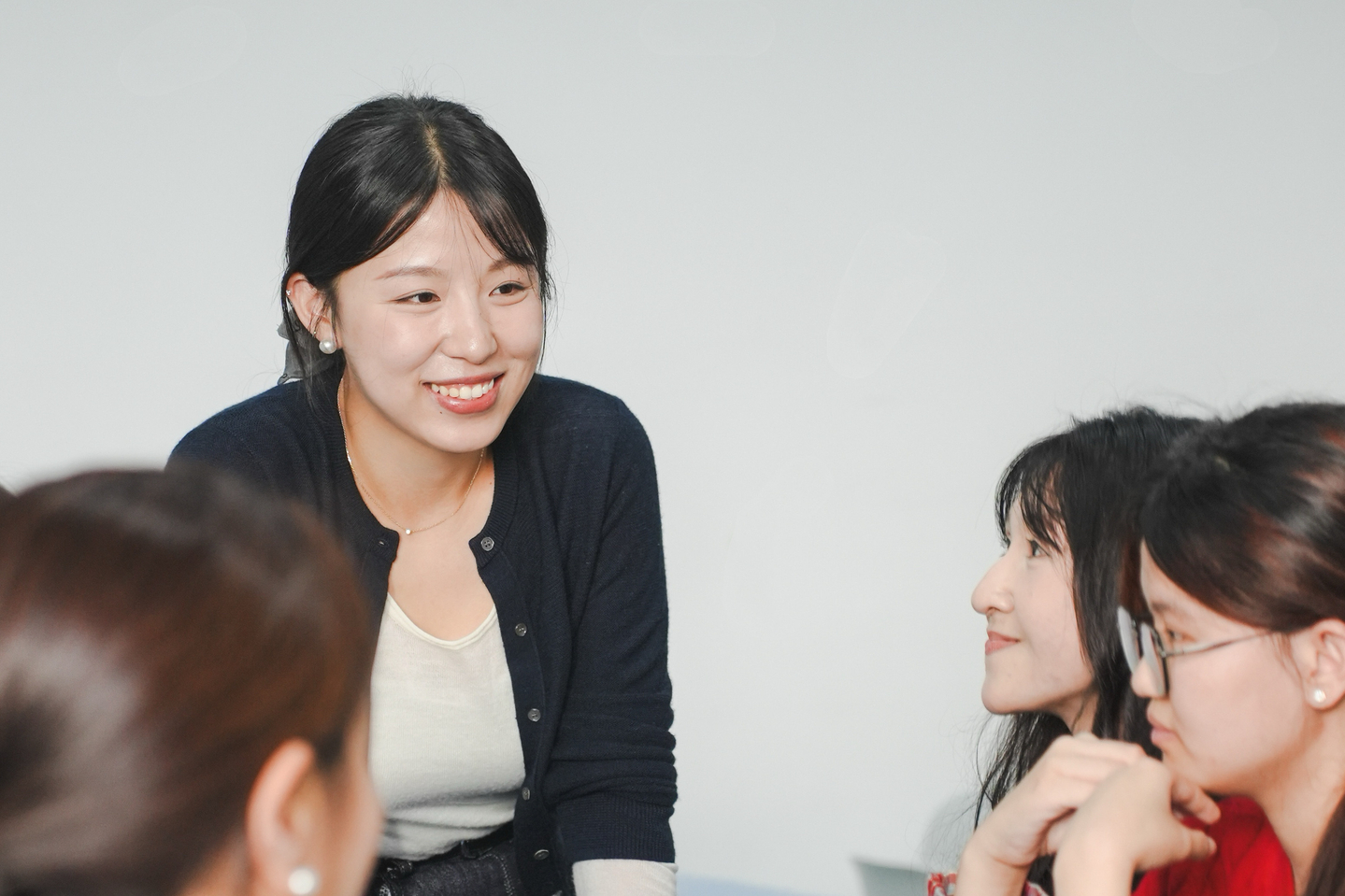 Yuhan Sun talks with Chinese students majoring in Korean during her trip to Cheongdo University. [HEARTYWORKS]