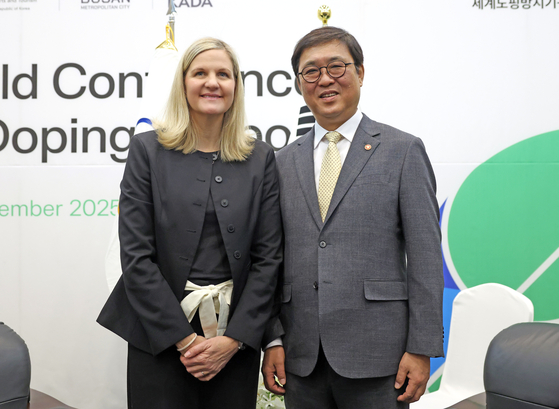 International Olympic Committee President Kirsty Coventry, left, poses with Korean Minister of Culture Chae Hwi-young after their meeting at Bexco in the southeastern city of Busan on Dec. 2. [MINISTRY OF CULTURE, SPORTS AND TOURISM]