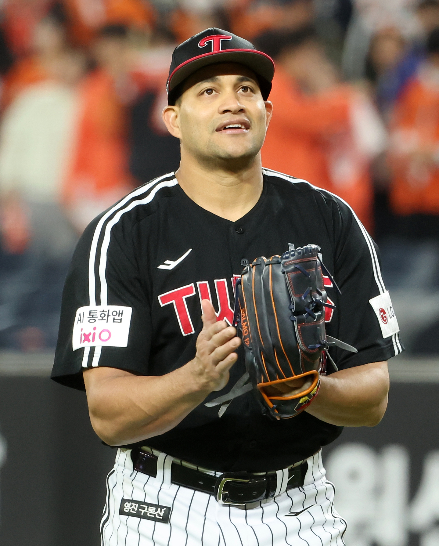 LG Twins starter Yonny Chirinos returns to the dugout after completing the bottom of the third inning of Game 4 of the Korean Series against the Hanwha Eagles at Daejeon Hanwha Life Ballpark in the central city of Daejeon on Oct. 30. [YONHAP] 