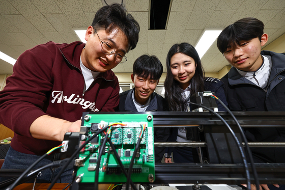 Students practice building three-axis CNC machines at Suwon Hi-tech High School in Suwon, Gyeonggi on Nov. 17. [KIM JONG-HO]