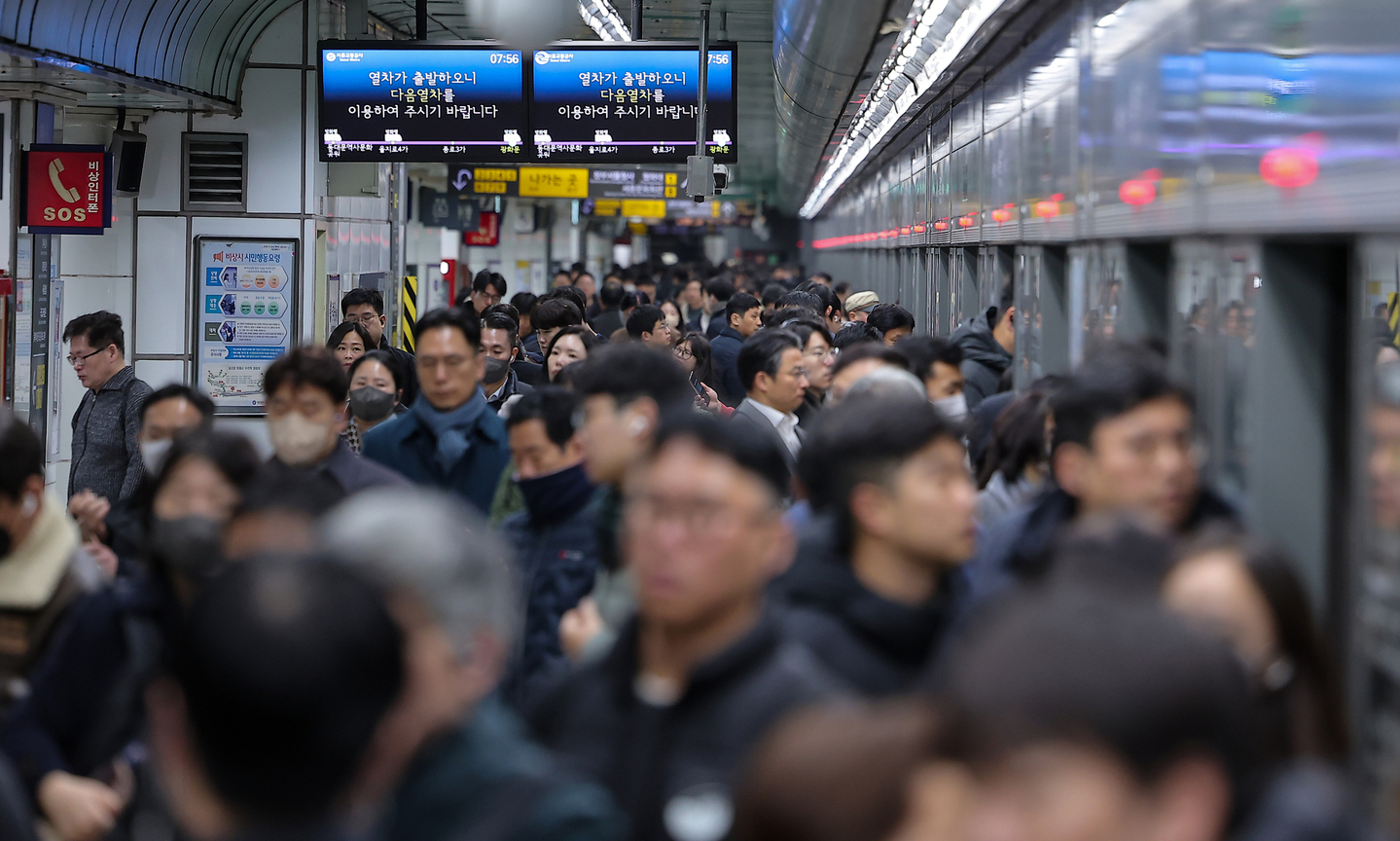 Commuters hurry to work using the subway at Gwanghwamun Station in Jongno District, central Seoul. [NEWS1] 