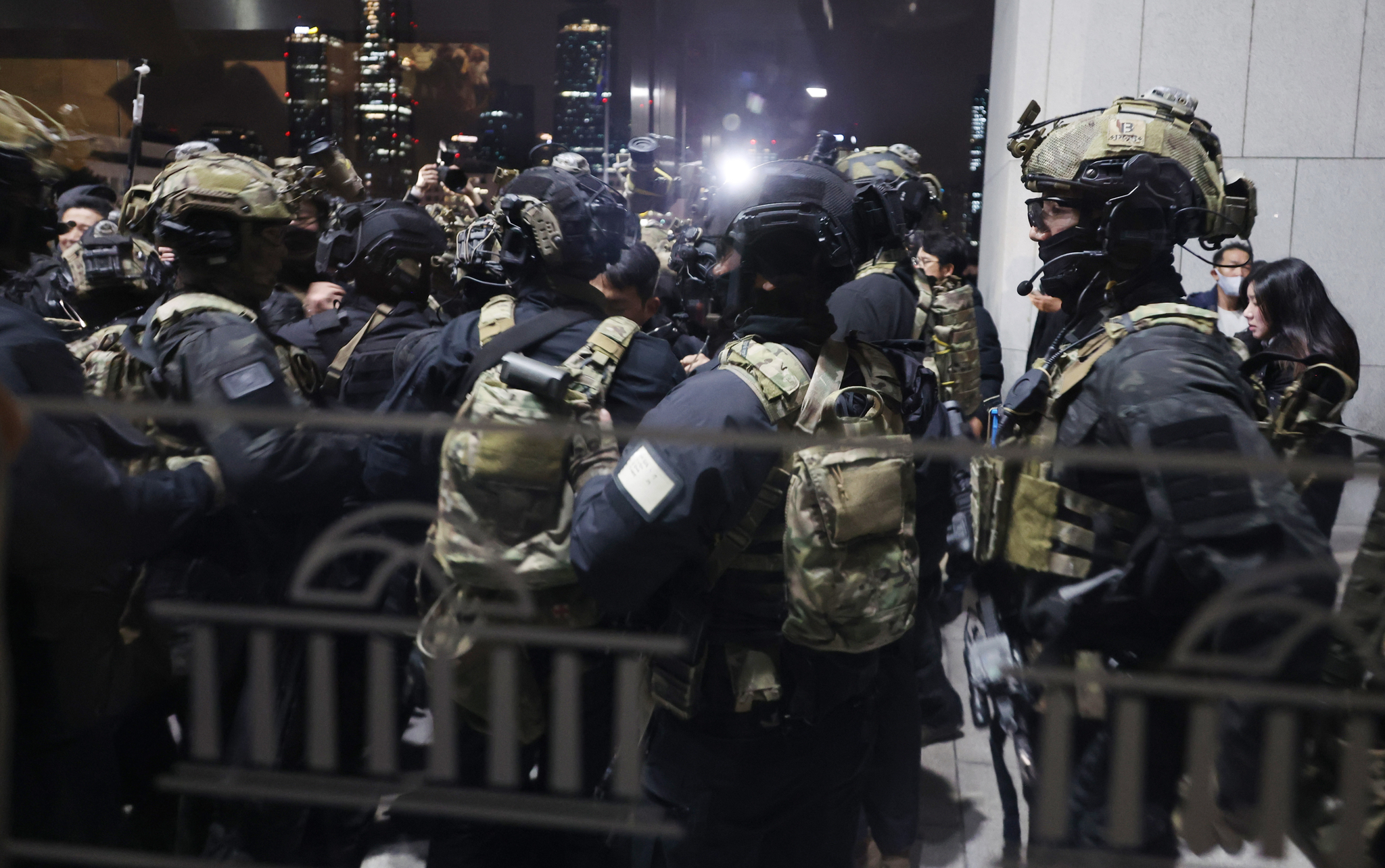 Soldiers prepare to enter the main hall of the National Assembly in Yeouido, western Seoul, during former President Yoon Suk Yeol's failed martial law bid on Dec. 4, 2024. [YONHAP] 
