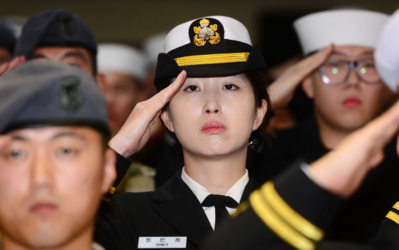 Chey Min-jeong, the second daughter of SK Chairman Chey Tae-won who served as a commissioned naval officer, salutes during a homecoming ceremony in Busan in 2015. [NEWS 1]