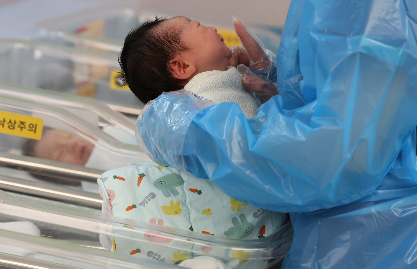 A newborn baby is seen being tended to by a nurse at a hospital in Goyang, Gyeonggi, on Nov. 26. [YONHAP]