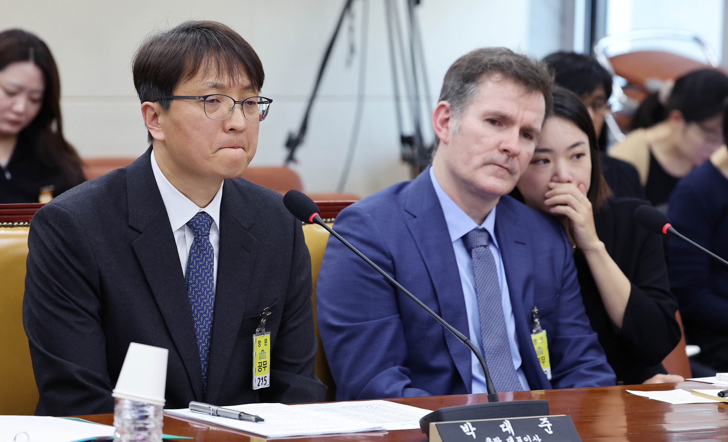 Coupang CEO Park Dae-jun, left, and Coupang Chief Information Security Officer Brett Matthes testify before the National Assembly's Science, ICT, Broadcasting and Communications Committee in western Seoul on Dec. 2. [LIM HYUN-DONG]