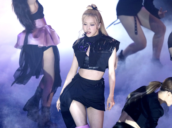 Rosé performs ″Pink Venom″ at the MTV Video Music Awards at the Prudential Center on Aug. 28, 2022, in Newark, New Jersey. [AP/YONHAP] 