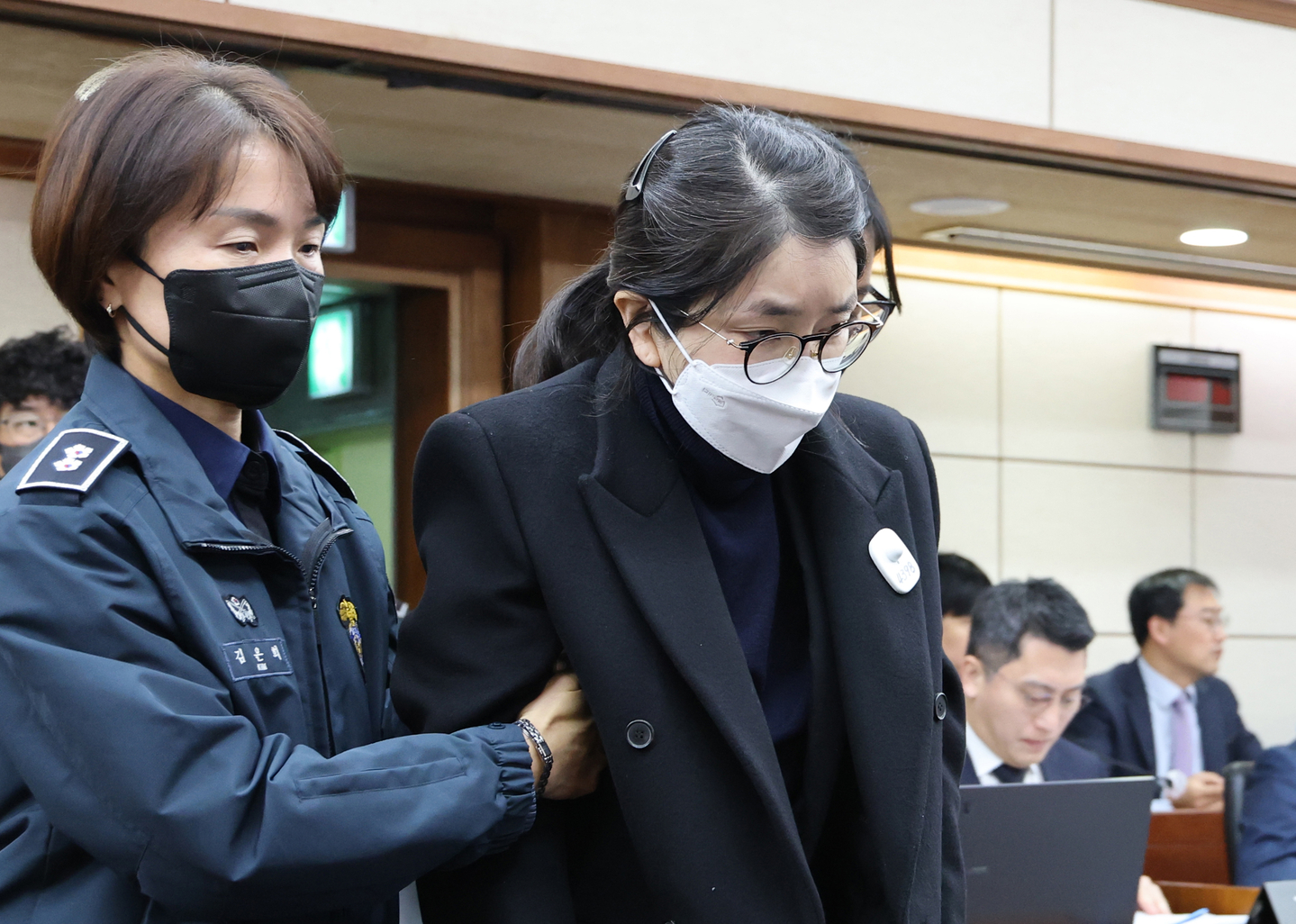 Former first lady Kim Keon Hee enters the courtroom to attend the final hearing on her alleged involvement in a stock manipulation case at the Seoul Central District Court, southern Seoul, on Dec. 3. [JOINT PRESS CORPS]