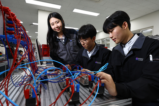 Students practice PLC control at Suwon Hi-tech High School in Suwon, Gyeonggi on Nov. 17. [KIM JONG-HO]