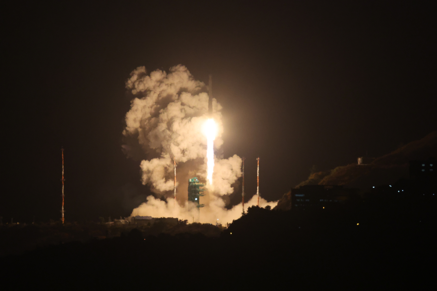 Korea's homegrown rocket Nuri lifts off from Naro Space Center in Goheung, South Jeolla, on Nov. 27. [JOONGANG ILBO]
