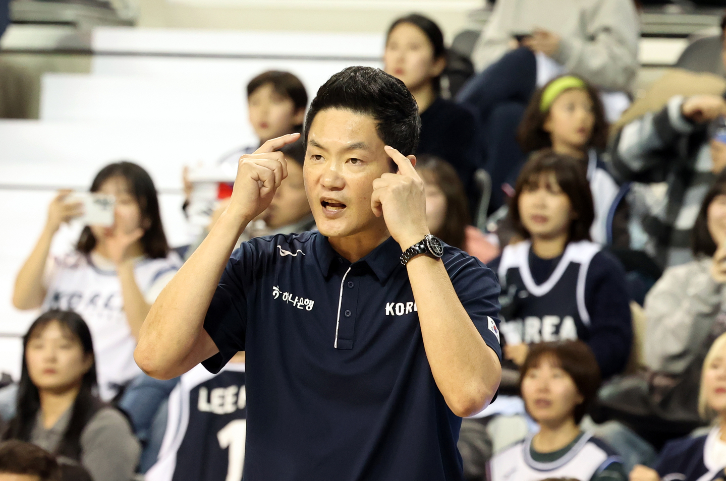 Chun Hee-chul, the interim head coach of the national basketball team, during a match against China in Wonju, Gangwon, on Dec. 1 [NEWS1]