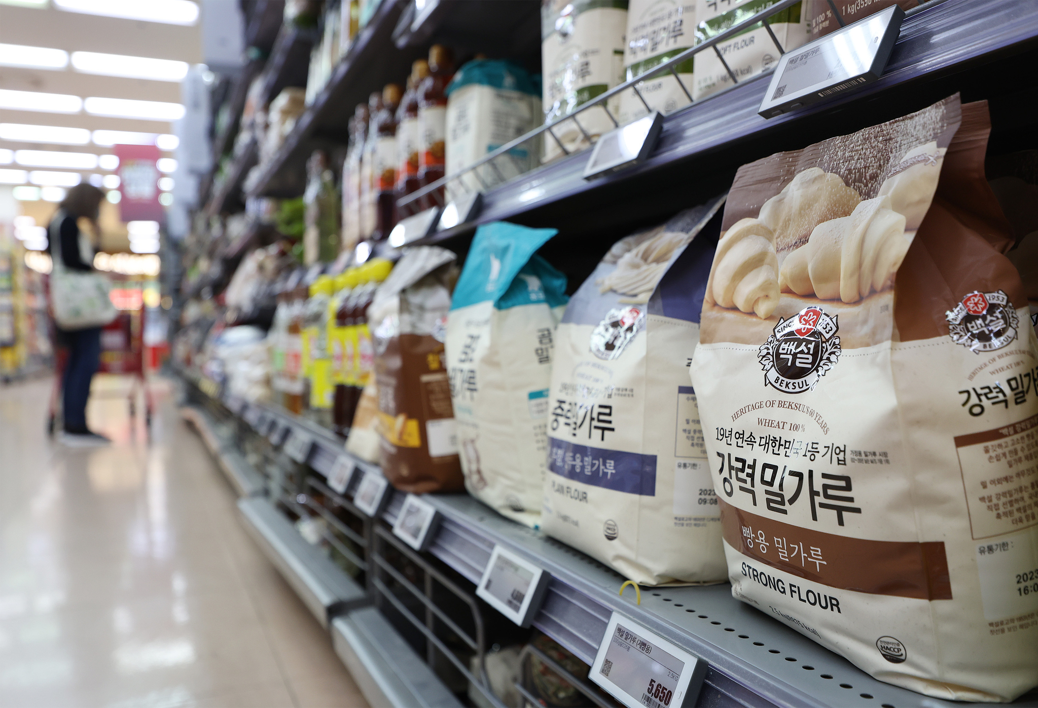 Bags of flour are displayed at a discount store in downtown Seoul. [YONHAP]