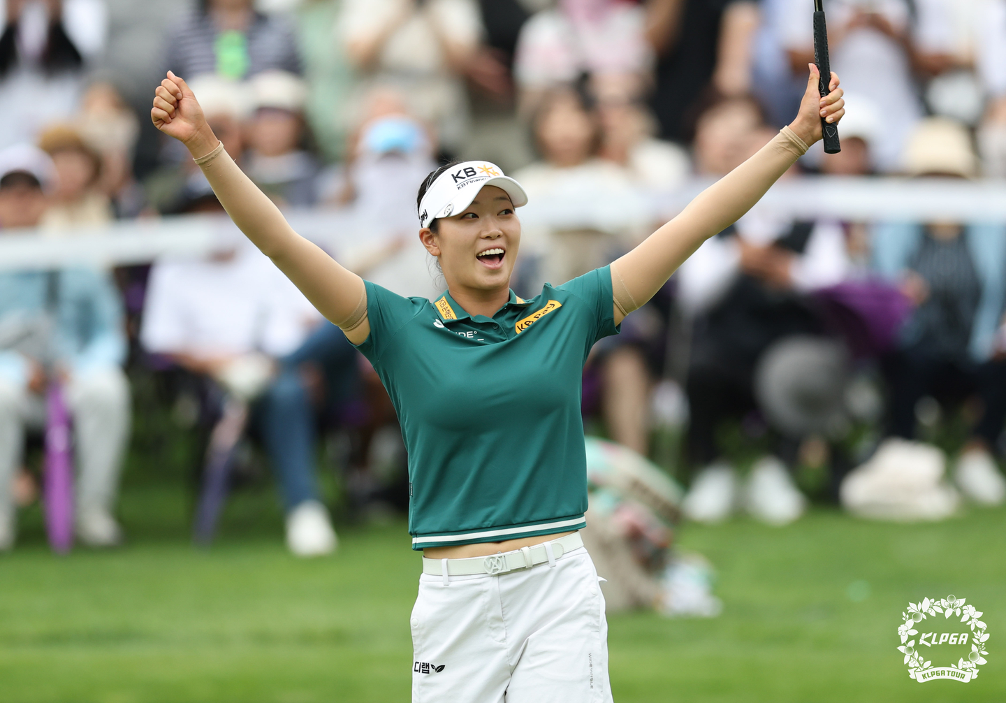 Bang Shin-sil of Korea celebrates after winning the High1 Resort Ladies Open at High1 Country Club in Jeongseon, Gangwon Province, on July 13. [YONHAP]