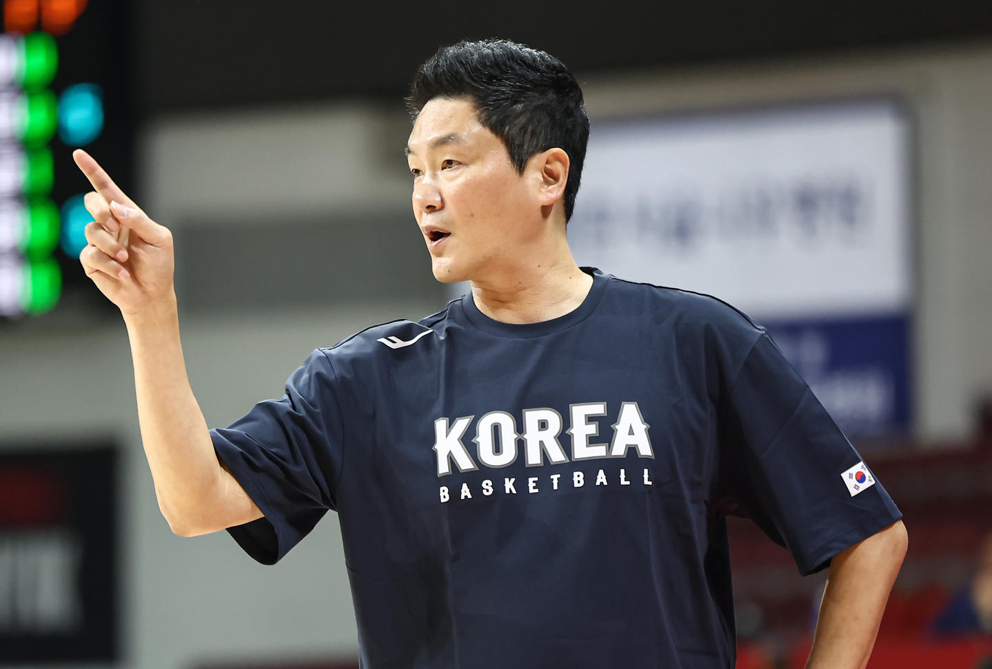 Chun Hee-cul, the interim head coach of the national basketball team, during a match at Anyang Jung Kwan Jang Arena in Anyang, Gyeonggi, on Nov. 25 [NEWS1]
