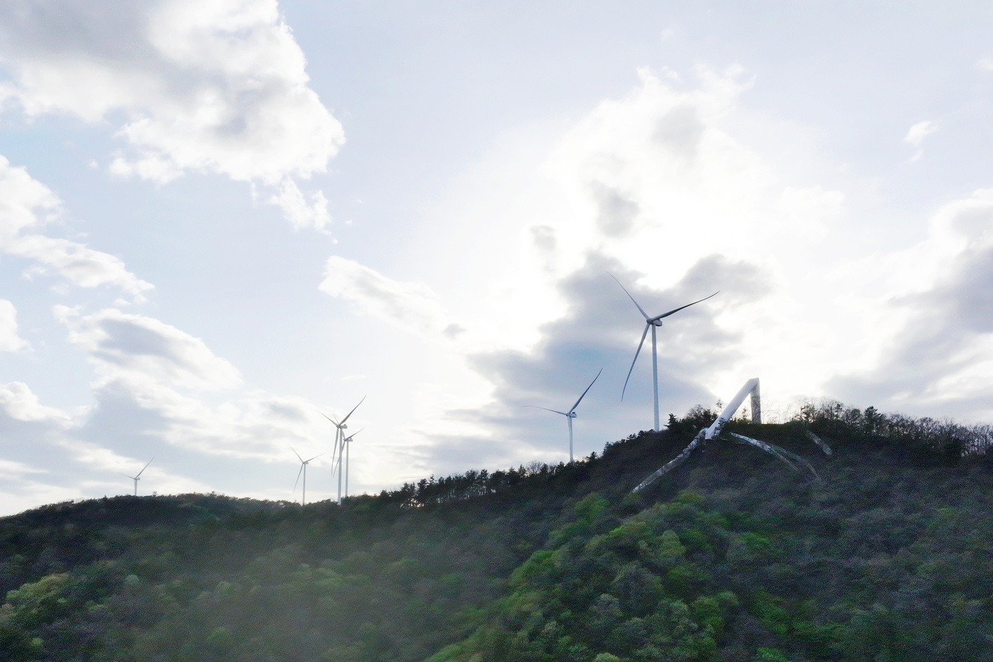 Onshore wind power turbines installed on a mountain in Hwasun County, South Jeolla, on Apr. 21 [YONHAP] 