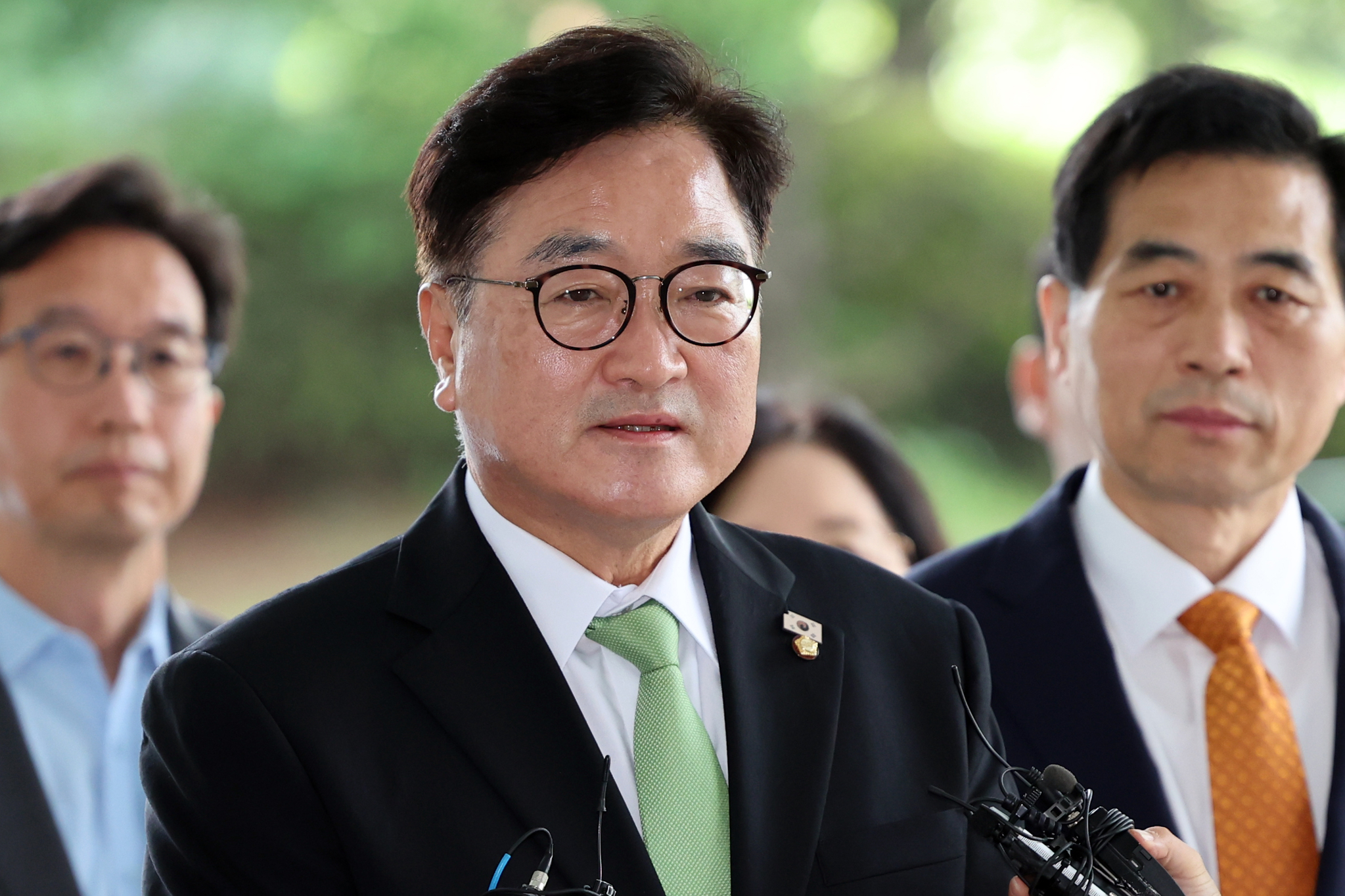 National Assembly Speaker Woo Won-shik, center, answers questions from the press before entering the office of special counsel Cho Eun-suk's team on Aug. 7 to be questioned as a witness about former President Yoon Suk Yeol's martial law imposition on Dec. 3, 2024. [NEWS1] 