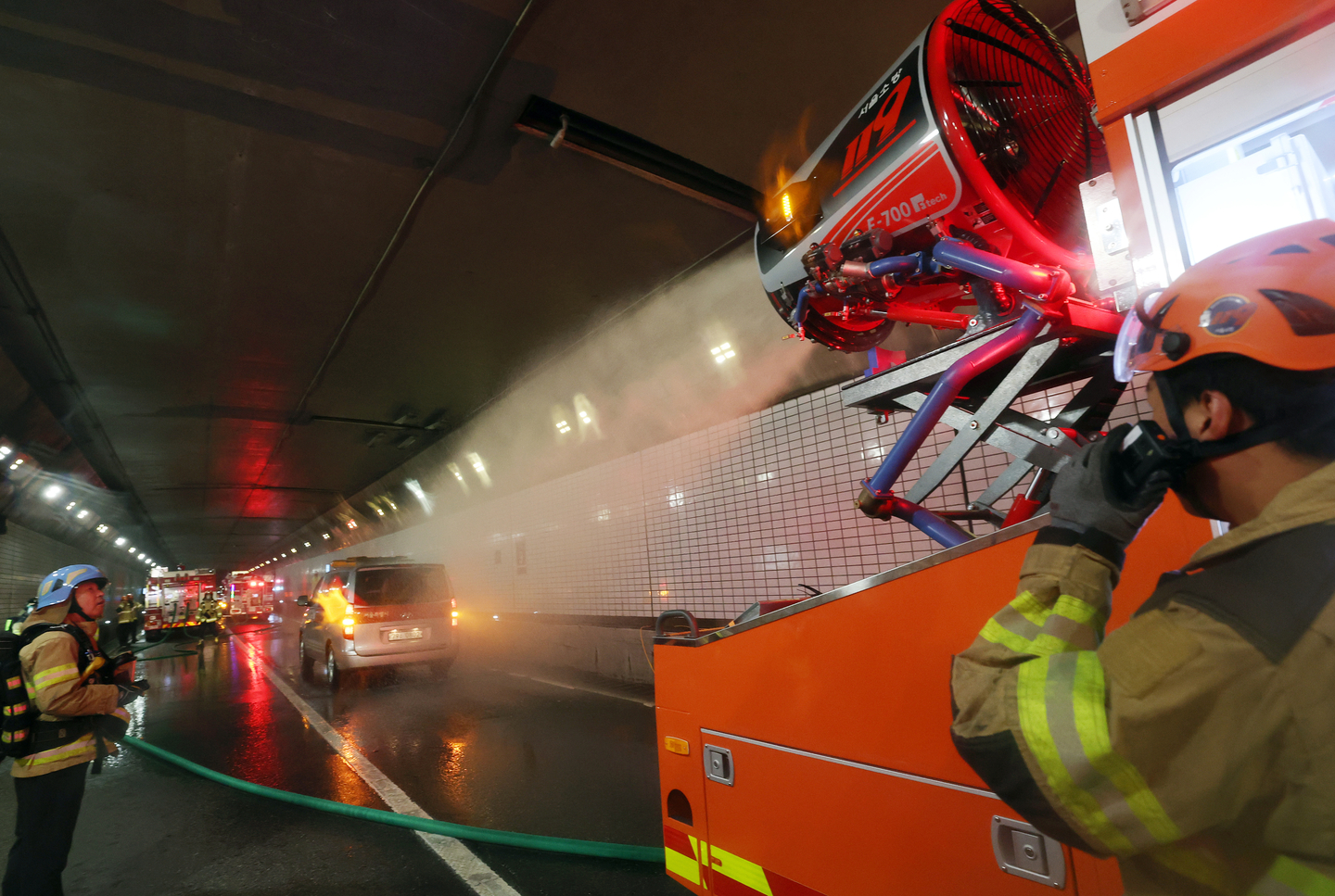 A fire fighter puts out a fire as part of a drill in a tunnel in central Seoul in this file photo taken on July 23, unrelated to the story. [NEWS1]