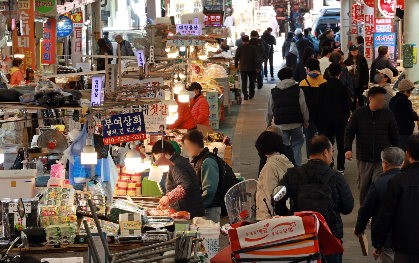 Customers look at goods at a traditional market in Seoul on Nov. 3. [YONHAP] 