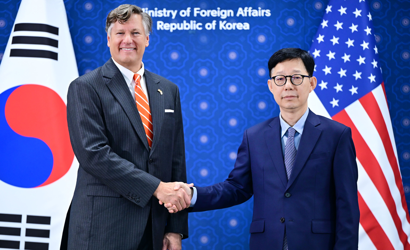 Park Yoon-joo, first vice foreign minister, right, meets with U.S. Deputy Secretary of State Christopher Landau. [MINISTRY OF FOREIGN AFFAIRS]