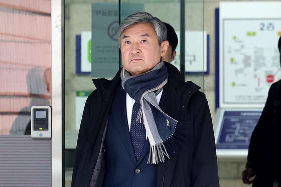 Cho Tae-yong, a former chief of the National Intelligence Service, leaves the Seoul Central District Court on Nov. 11 after attending his arrest warrant hearing. [JANG JIN-YOUNG]