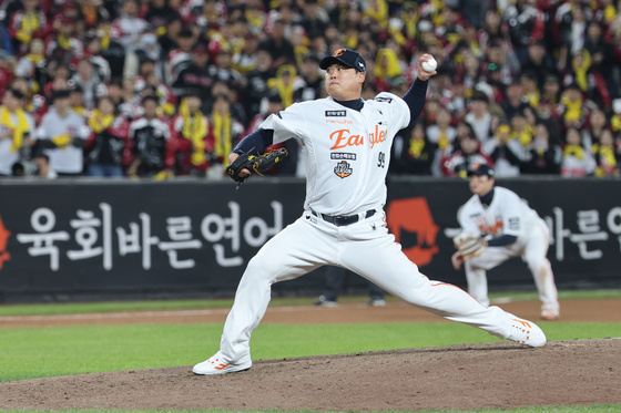Hanwha Eagles pitcher Ryu Hyun-jin pitches during Game 5 of the Korean Series against the LG Twins at Daejeon Hanwha Life Ballpark in Daejeon on Oct. 31. [YONHAP]