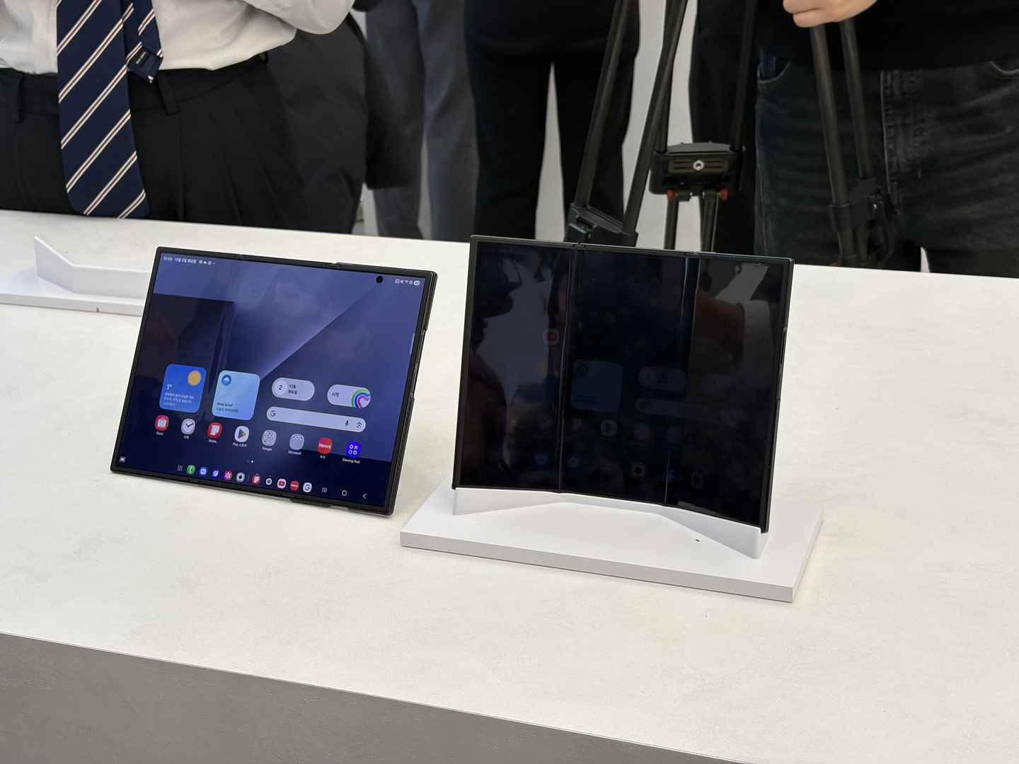 Galaxy Z TriFold models are displayed at Samsung Electronics’ Gangnam store in southern Seoul on Dec. 2. [LEE JAE-LIM]