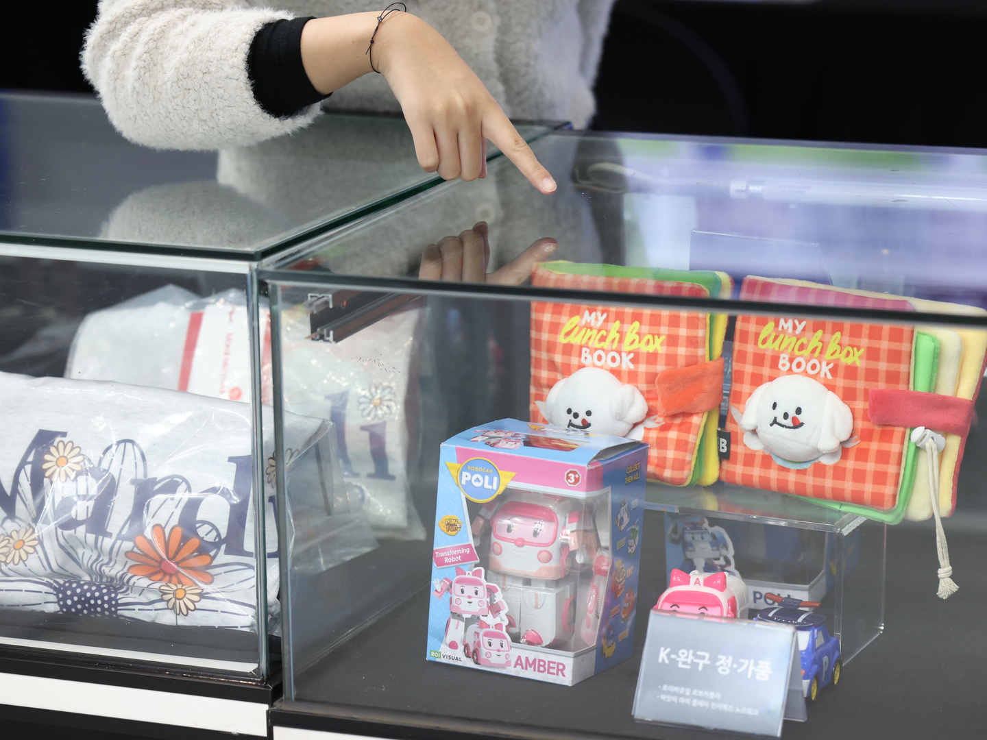 A visitor examines the differences between genuine and counterfeit toys and clothing at the 2025 Trademark-Design Right Exhibition at Coex in Gangnam District, southern Seoul, on Dec. 3. Running until Dec. 6, the expo highlights the importance of trademarks and design in today’s world. [YONHAP]
