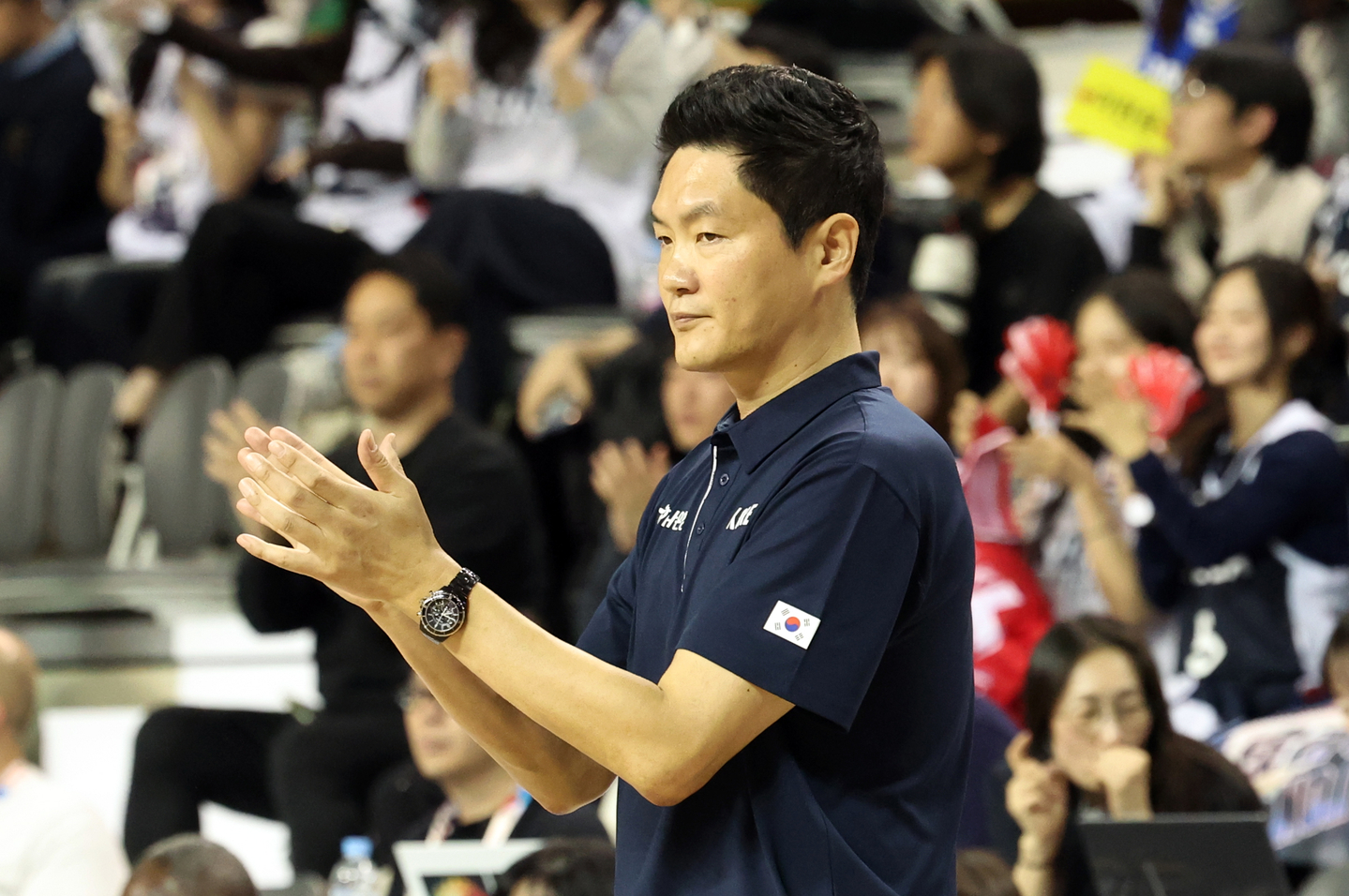 Chun Hee-chul, the interim head coach of the national basketball team, during a match against China in Wonju, Gangwon, on Dec. 1 [NEWS1]