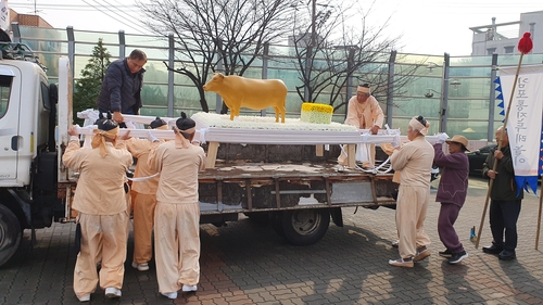 Members of the Tongjin Dure Nori Association hold a memorial ritual for the relocation of the remains of a bull that drifted south from North Korea near Aegibong hill in Gimpo, northwest of Seoul, on Nov. 27. [YONHAP] 