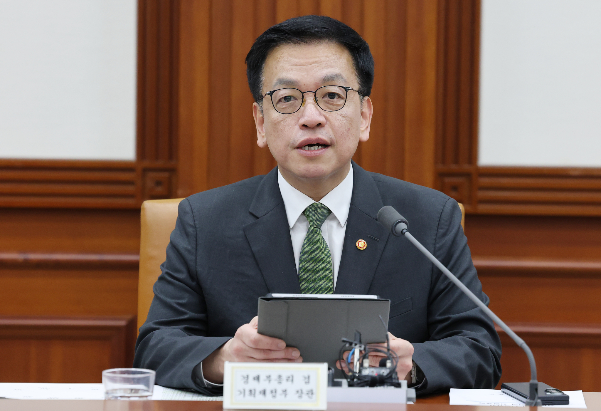 Finance Minister Choi Sang-mok speaks during a meeting at the government complex in central Seoul on May 1. [NEWS1] 