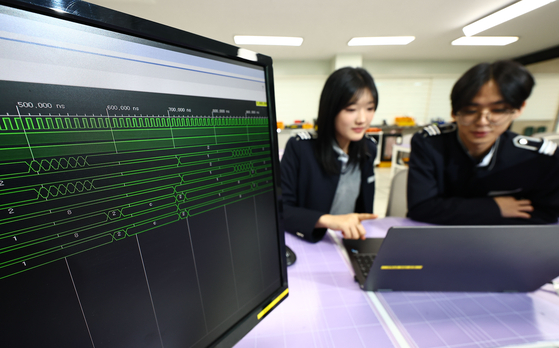 Students practice semiconductor programming at Suwon Hi-tech High School in Suwon, Gyeonggi on Nov. 17. [KIM JONG-HO]