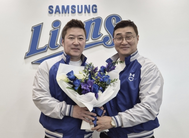 Samsung Lions player Choi Hyoung-woo, left, poses with the club's general manager, Lee Jong-yeol, after signing with the Korea Baseball Organization club on Dec. 3. [SAMSUNG LIONS]