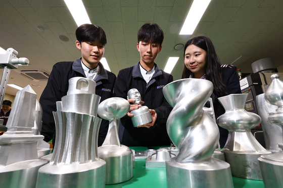 Students examine an aluminum model made with a five-axis machining center at Suwon Hi-tech High School in Suwon, Gyeonggi on Nov. 17. [KIM JONG-HO]