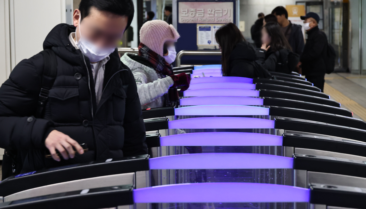 Passengers are seen passing through subway ticket gates at Seoul Station in central Seoul on Dec. 2. [YONHAP] 