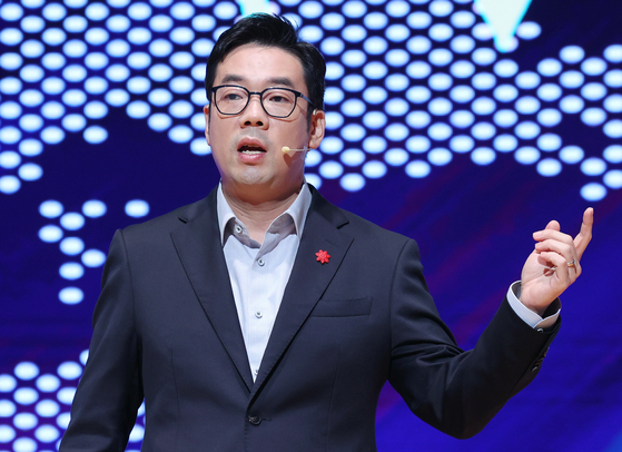 James Chang, CEO of Gmarket, explains the company's strategy during a press conference held on Oct. 21 at Coex in southern Seoul. [YONHAP]