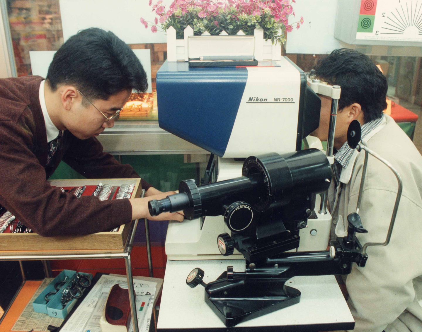A liscensed optician conducts an eye exam on a customer [JOONGANG ILBO]
