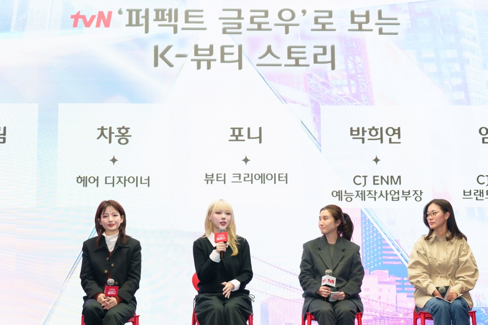 Makeup artist Pony, second from left, speaks during a beauty talk session for tvN's ongoing makeover show ″Perfect Glow″ held at the Stanford Hotel Seoul in western Seoul on Dec. 1. From left are hair designer Chahong, makeup artist Pony, the show's chief producer Park Hee-yeon and Olive Young Brand Strategy Unit's Yeum Jee-hye. [TVN]