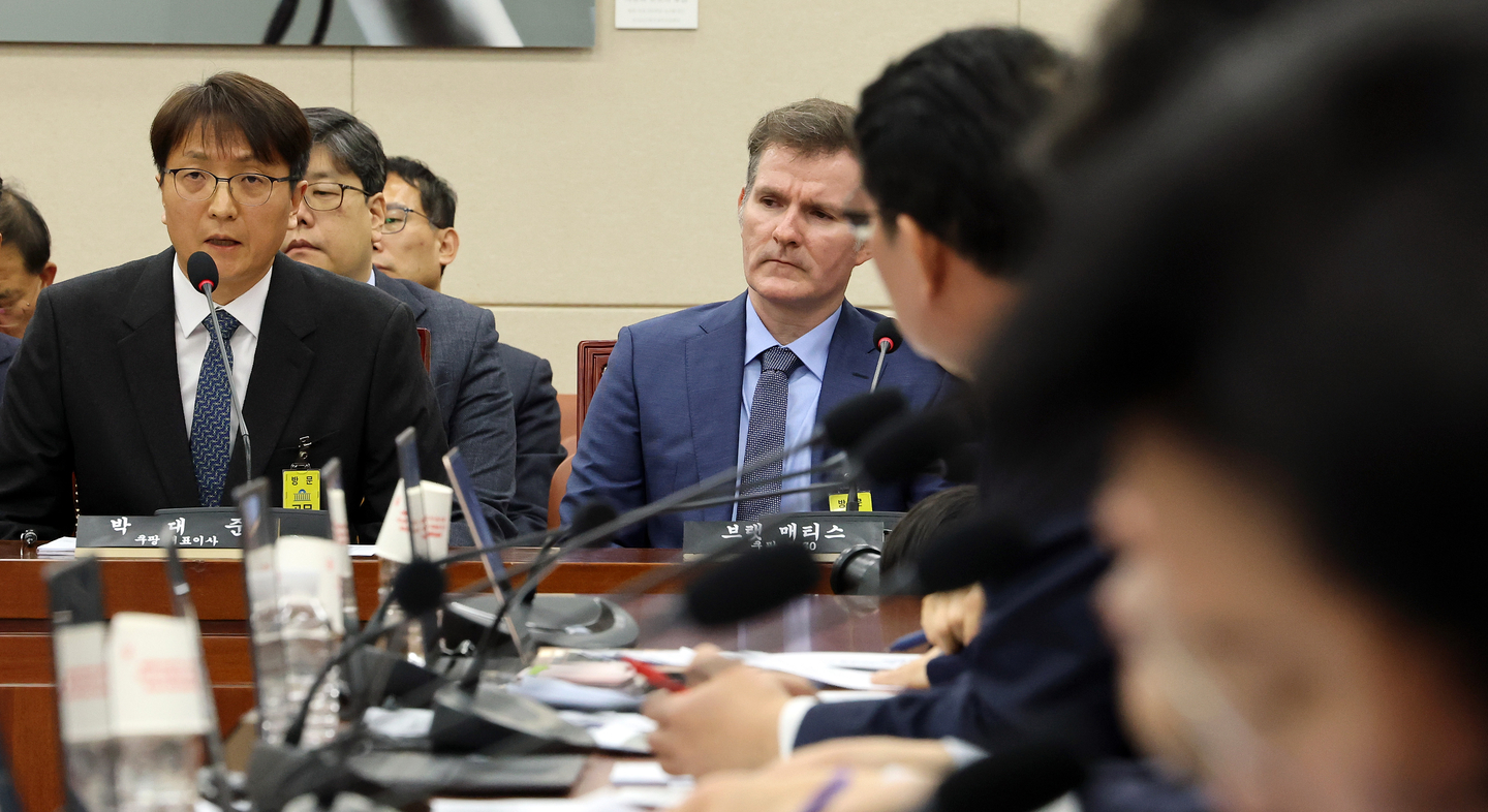 Coupang CEO Park Dae-jun answers questions from lawmakers during a parliamentary hearing on the company's recent data breach at the National Assembly in Yeouido, western Seoul, on Dec. 2. [YONHAP]