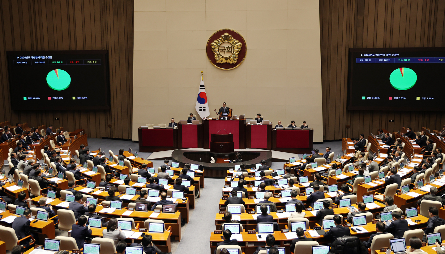 Bipartisan lawmakers pass the revised budget bill for next year at the National Assembly in Yeouido, western Seoul, on Dec. 2, just within the legal deadline. [NEWS1]