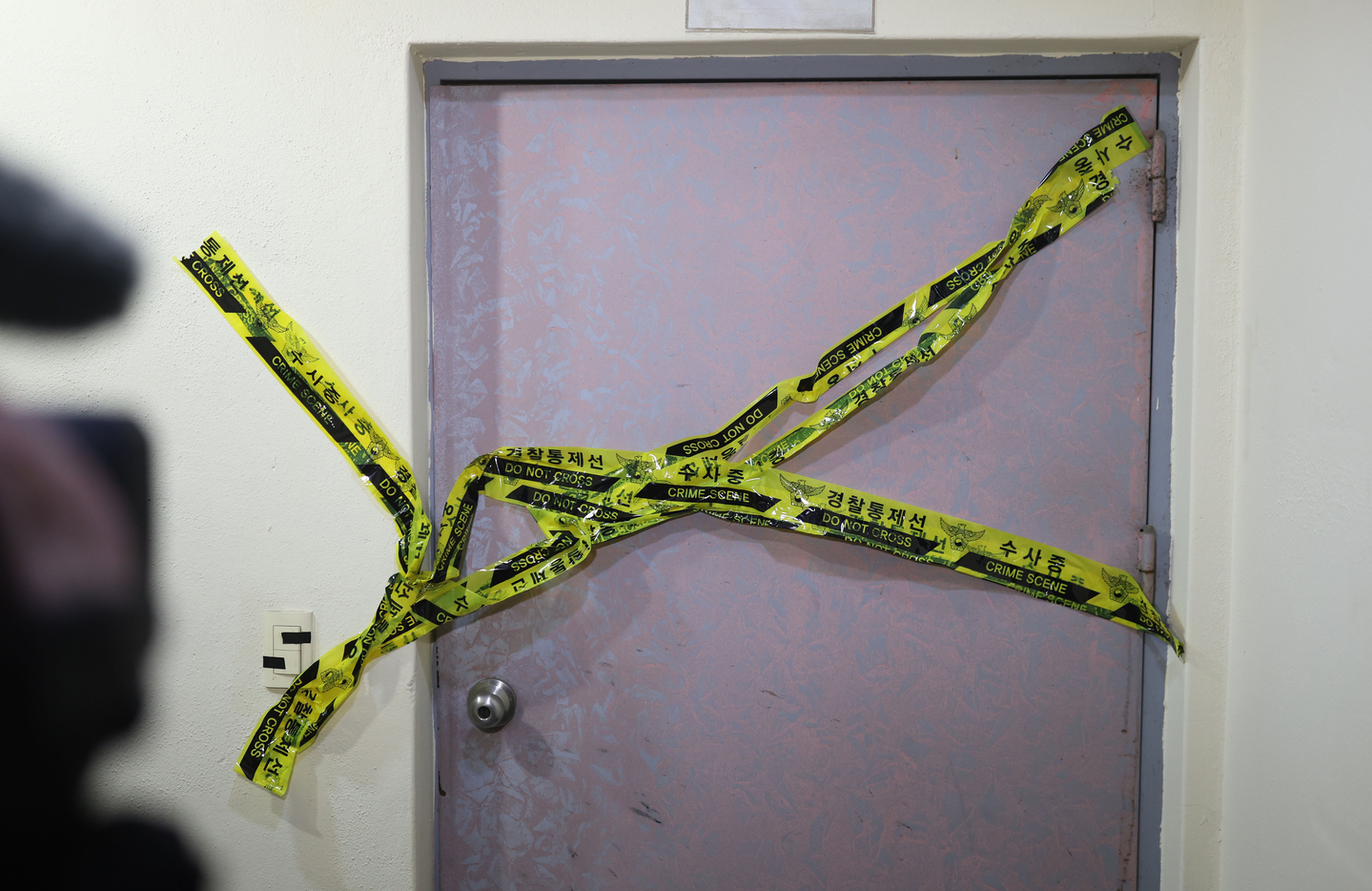 Police restrict access to a motel in Changwon, South Gyeongsang, to investigate a stabbing incident that took place on Dec. 3. Two middle school students died from the stabbing, and the perpetrator also later died after jumping from the third story to avoid police arrest. [YONHAP]