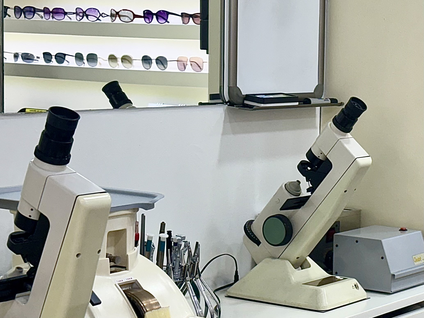 Equipment to make the lens are at an optical store in Jung District, central Seoul, on Nov. 28. [LEE JIAN]