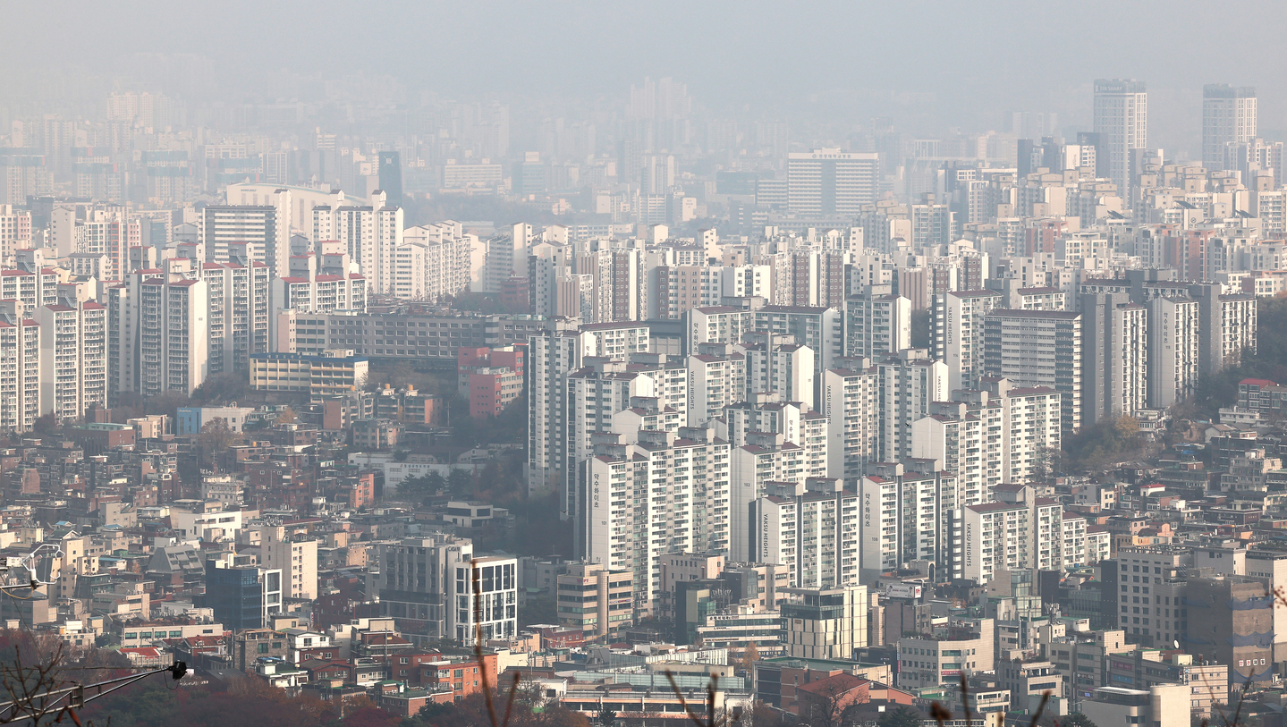 Apartment buildings are seen from Mount Nam in central Seoul on Nov. 24. [YONHAP] 