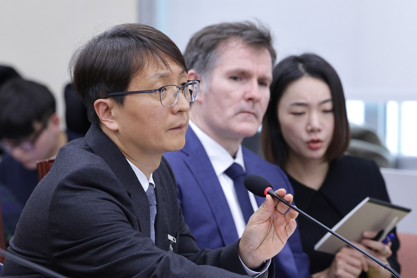 Coupang CEO Park Dae-jun answers questions from lawmakers during a parliamentary hearing on the company's recent data breach at the National Assembly in Yeouido, western Seoul, on Dec. 3. [NEWS1]