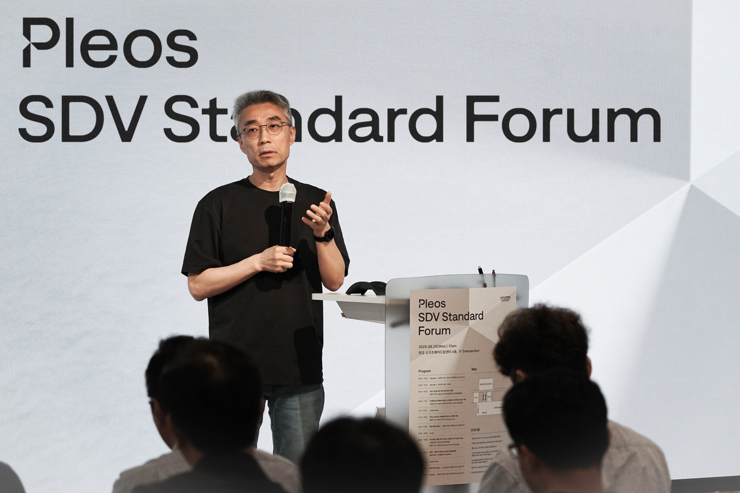 Hyundai Motor and Kia Advanced Vehicle Platform division head Song Chang-hyeon speaks during a presentation on autonomous driving in Pangyo, Gyeonggi, on Aug. 20. [HYUNDAI MOTOR GROUP]