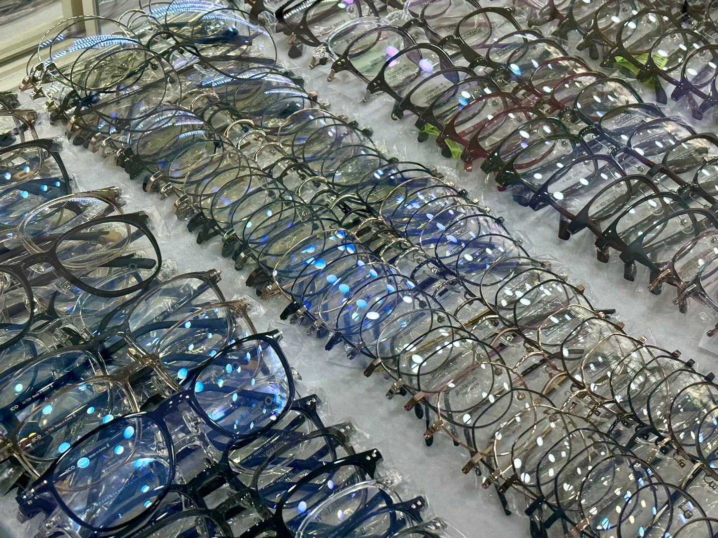 Glasses are displayed at an optical shop in Jung District, central Seoul, on Nov. 28. [LEE JIAN]